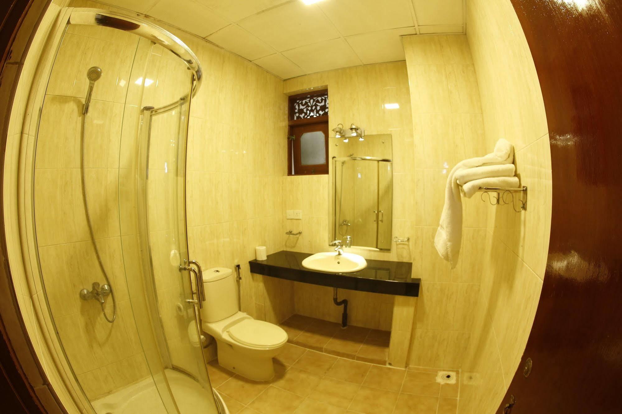 The Reef Beach Hotel Negombo Exterior foto
