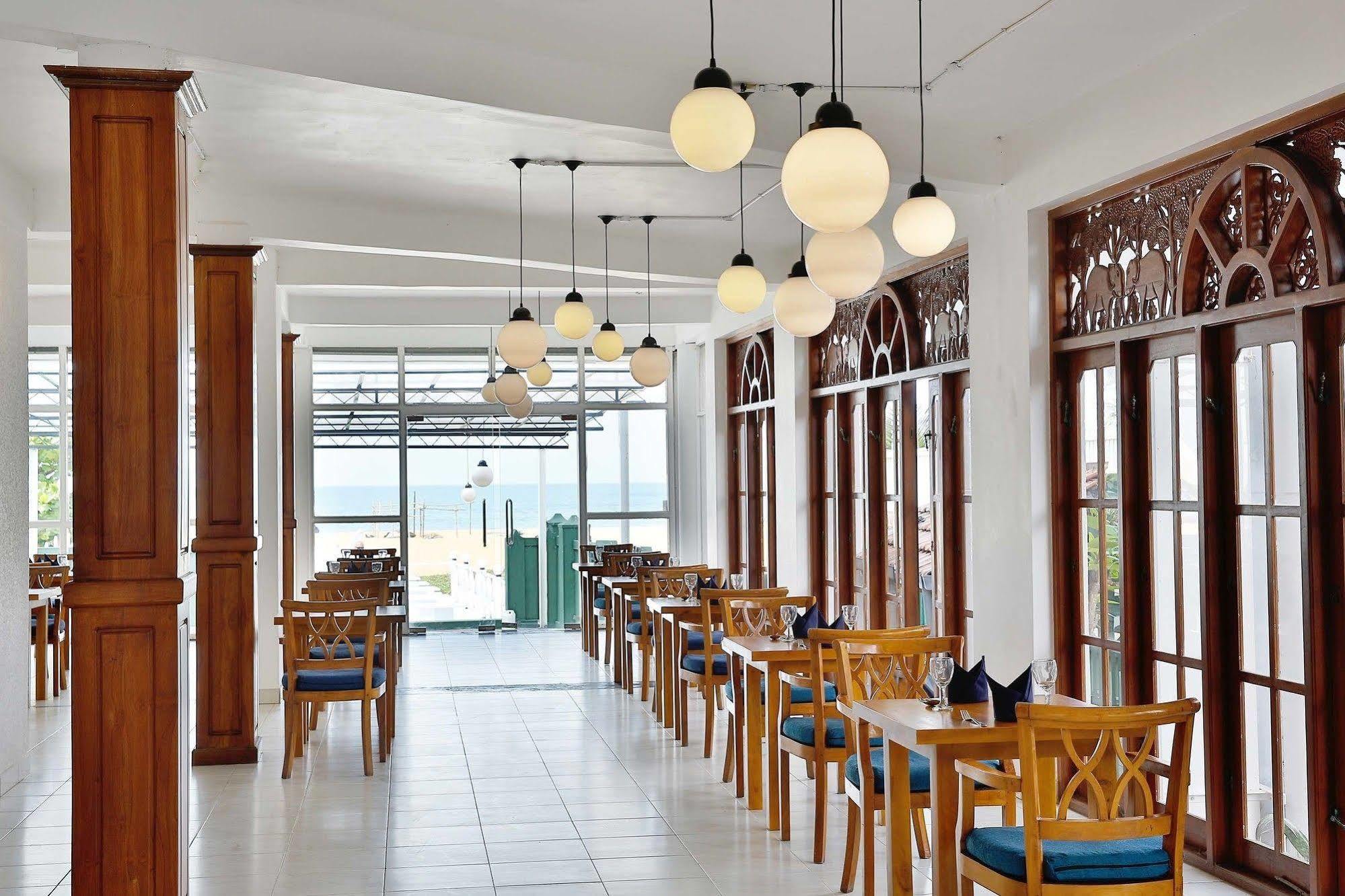 The Reef Beach Hotel Negombo Exterior foto