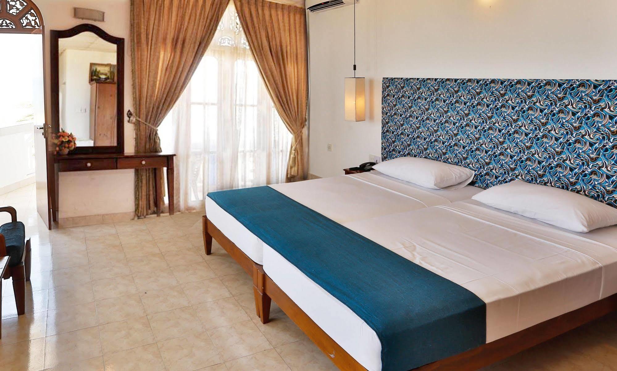 The Reef Beach Hotel Negombo Exterior foto